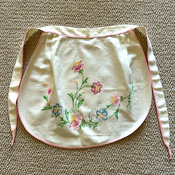 Vintage hand embroidered apron - Picture 1 of 2